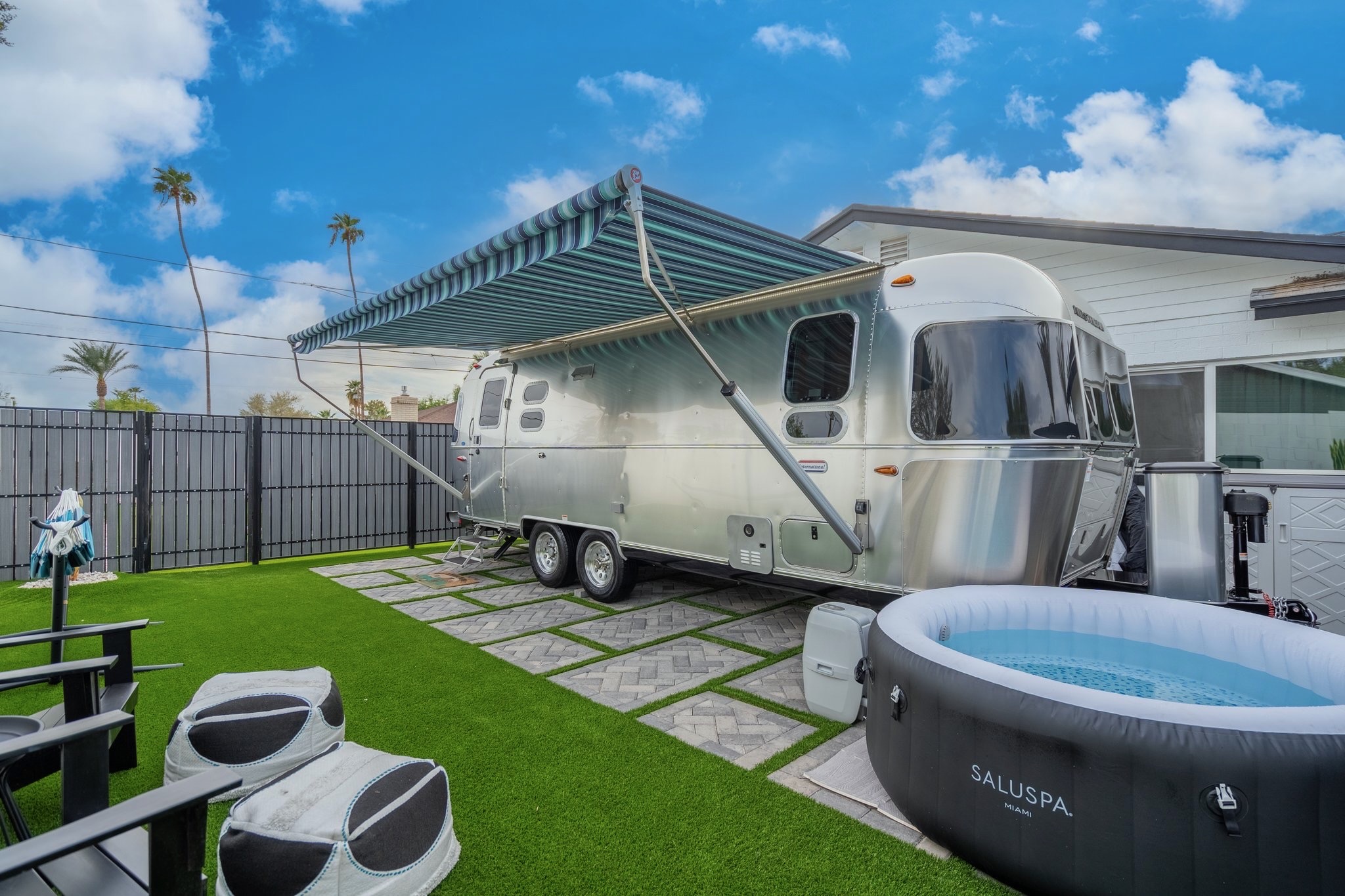 The Airstream. Private entrance, own kitchen and shower.